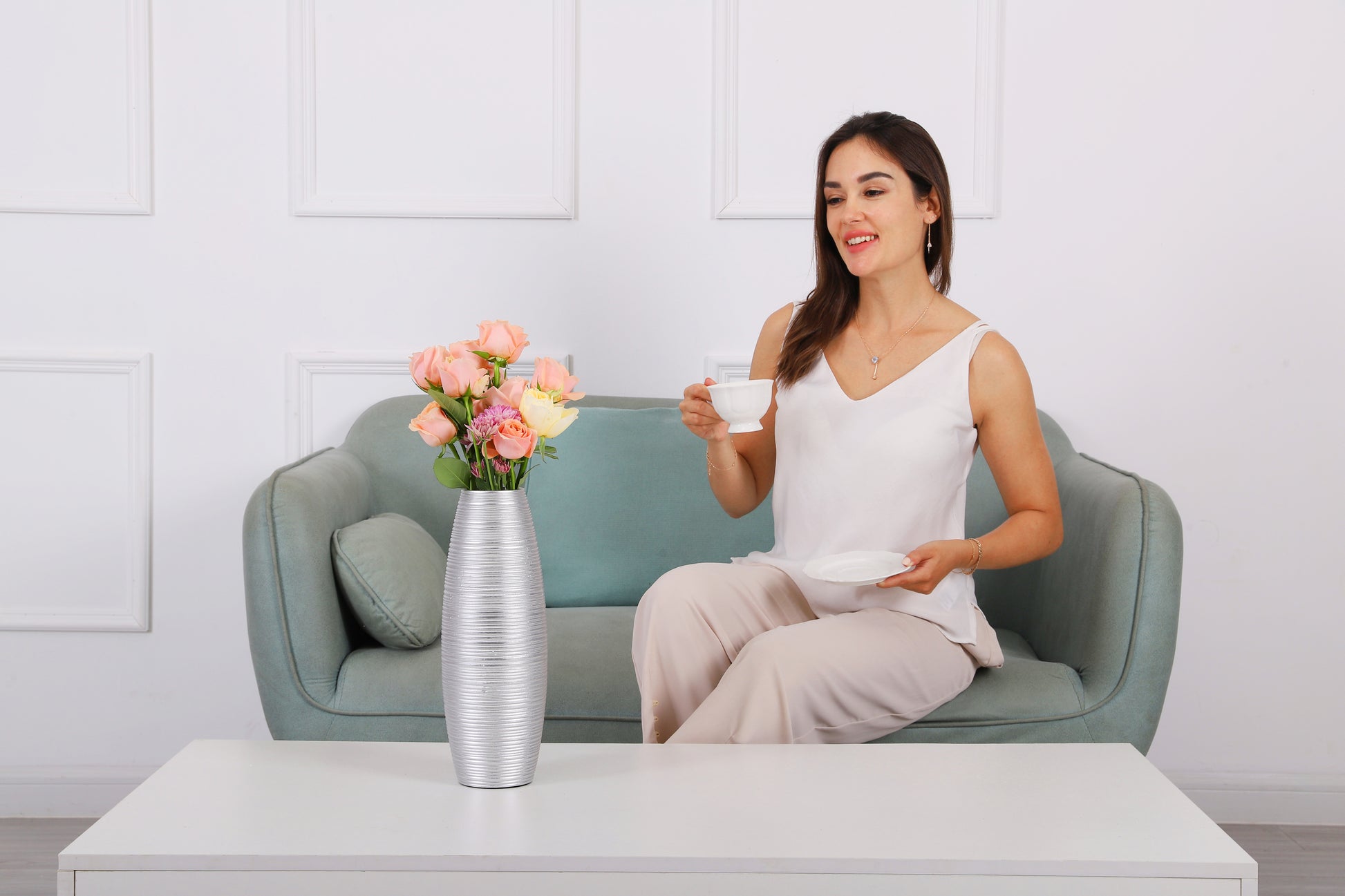 Compact Resin Vase – Stylish Waterproof Decorative Vase for Floor, Table or Shelf, silver, 34 cm