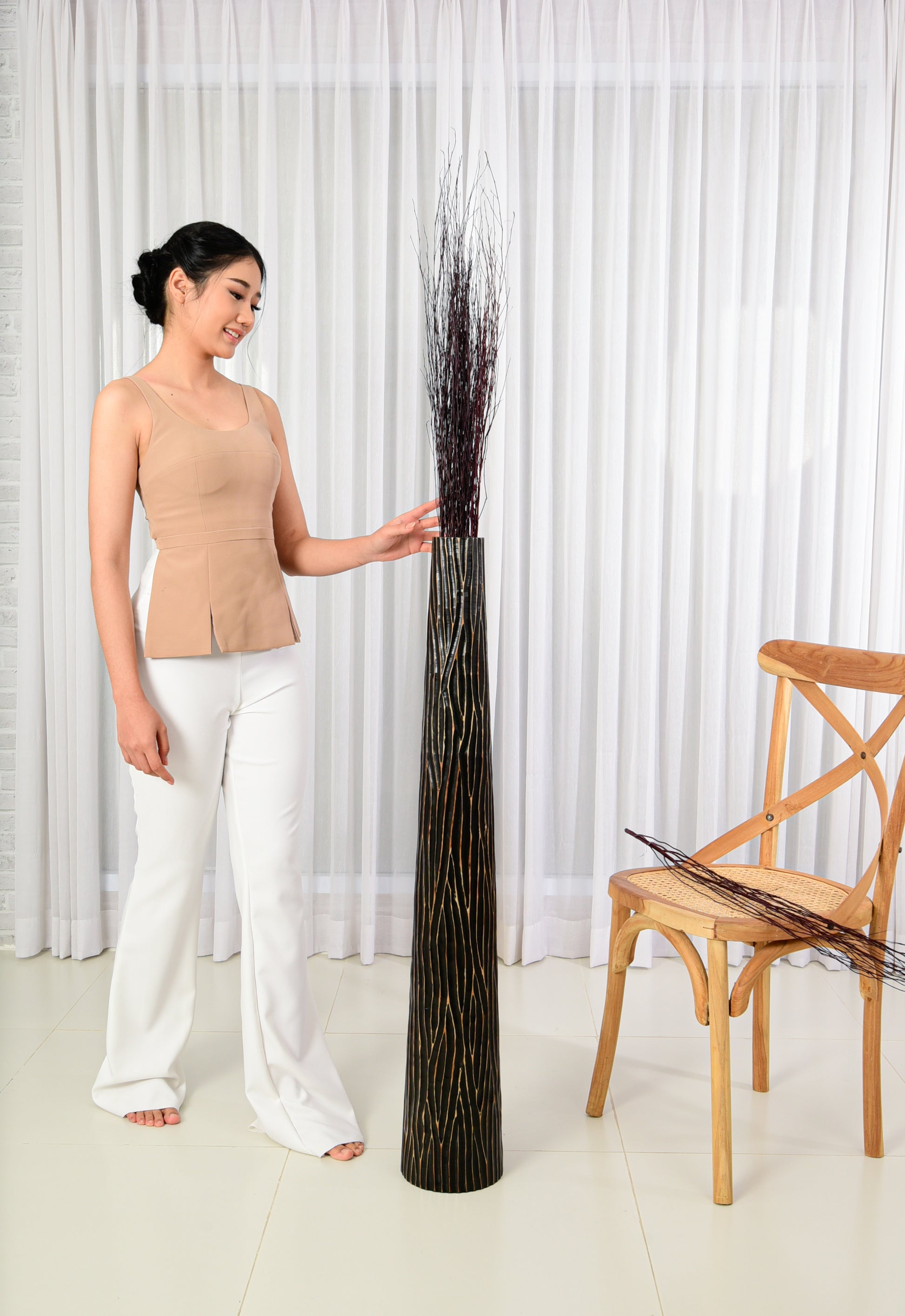 Large Mango Wood Floor Vase – Handcrafted Decorative Highlight from Thailand, 105 cm