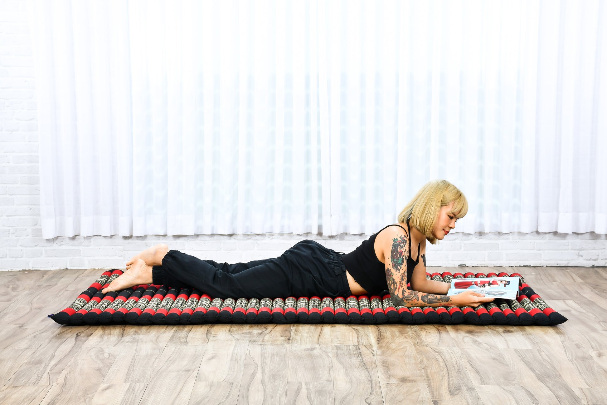 Kapok Roll-Up Mattress – Foldable Sleeping & Relax Mat with Cotton Cover for Home & Outdoor Use, Sf13 - Red, Black, L: 190x100 cm