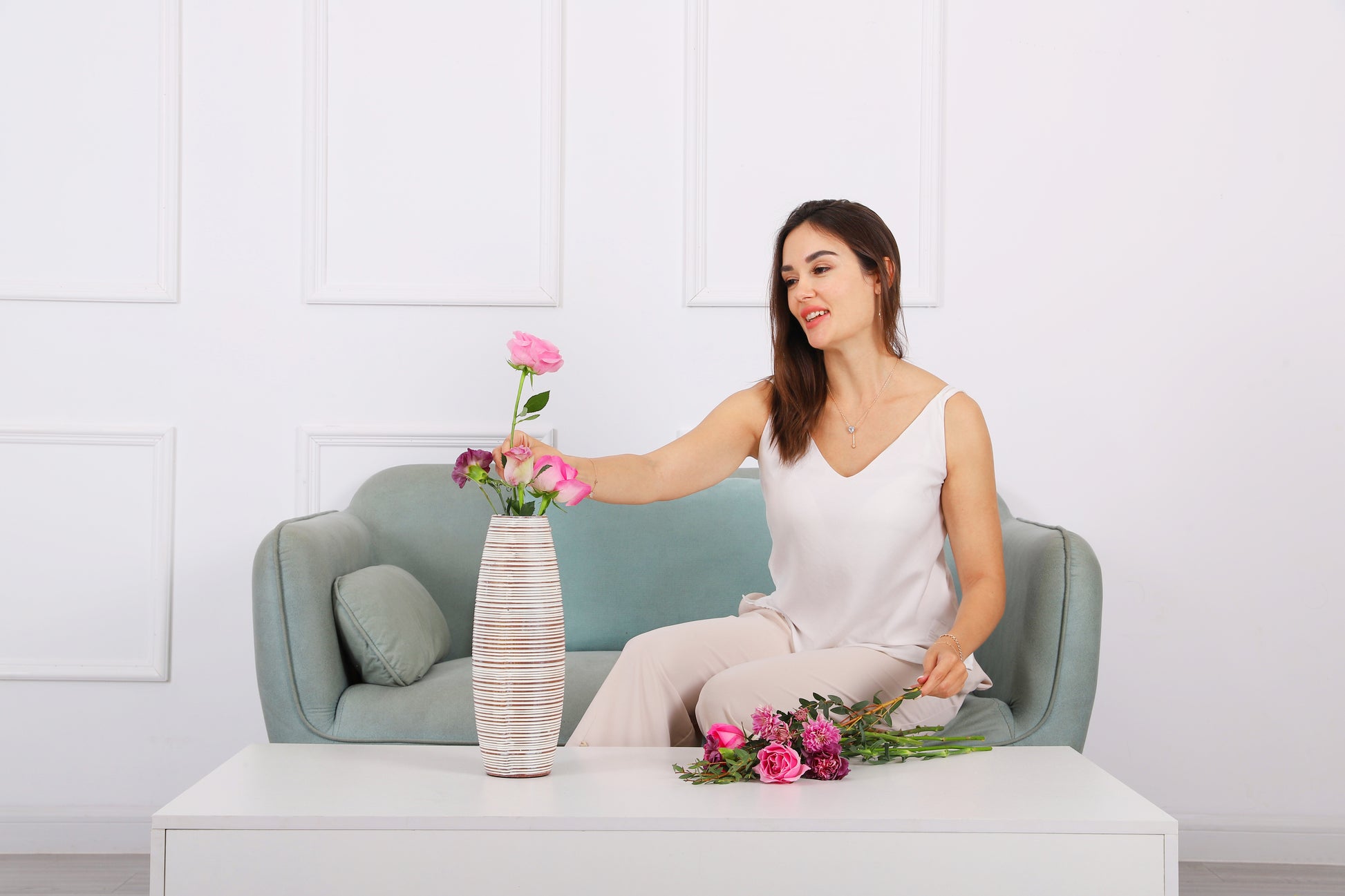 Compact Resin Vase – Stylish Waterproof Decorative Vase for Floor, Table or Shelf, white wash, 34 cm