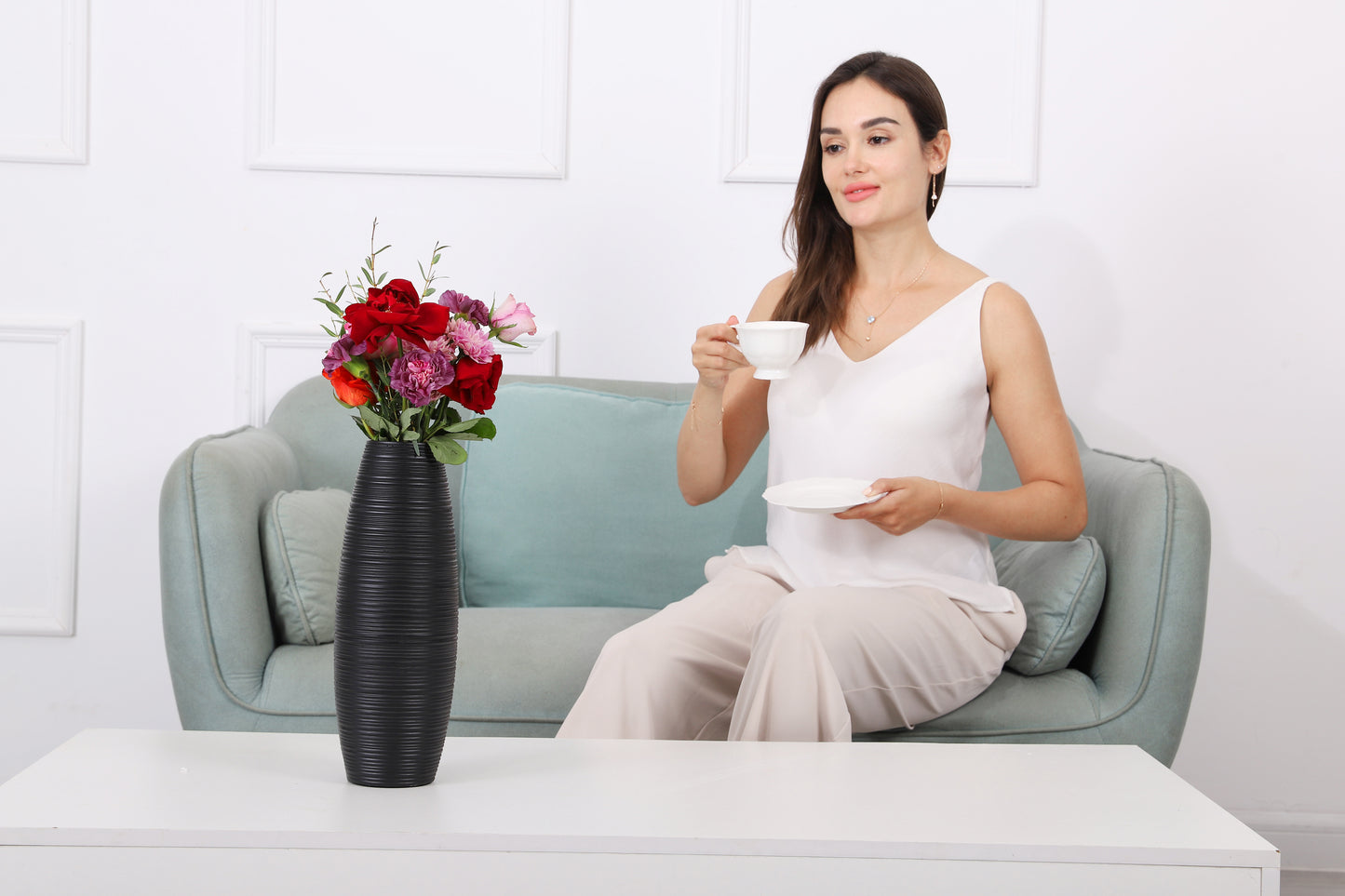 Compact Resin Vase – Stylish Waterproof Decorative Vase for Floor, Table or Shelf, black, 34 cm